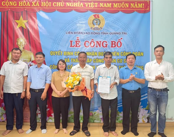 Đồng chí Nguyễn Minh Đức, Phó trưởng Ban Công đoàn Khu công nghiệp trao quyết định kết nạp đoàn viên, thành lập CĐCS Công ty Cổ phần Dịch vụ Vận tải Thành Công 